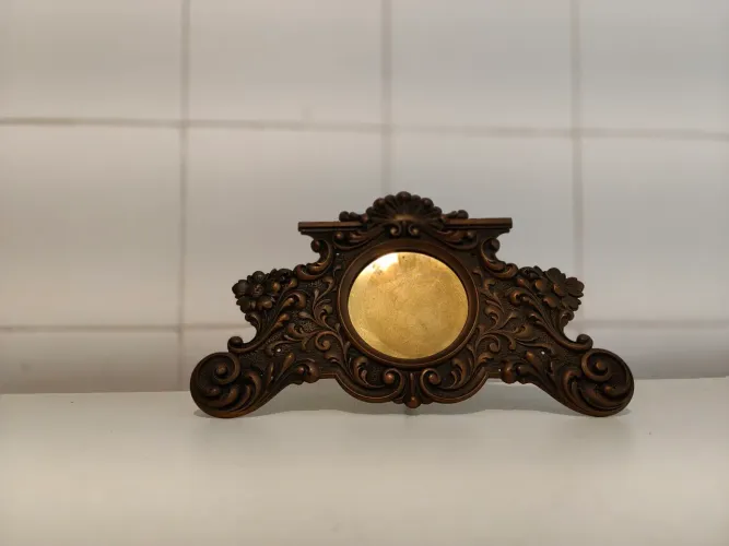 Antigo porta-retrato de mesa vintage, com uma estrutura detalhada em bronze