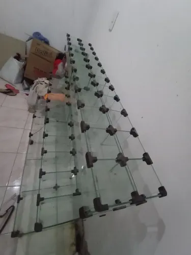 Vede-se balcão de vidro com divisórias