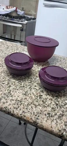 Jogo de potes da Tupperware. 