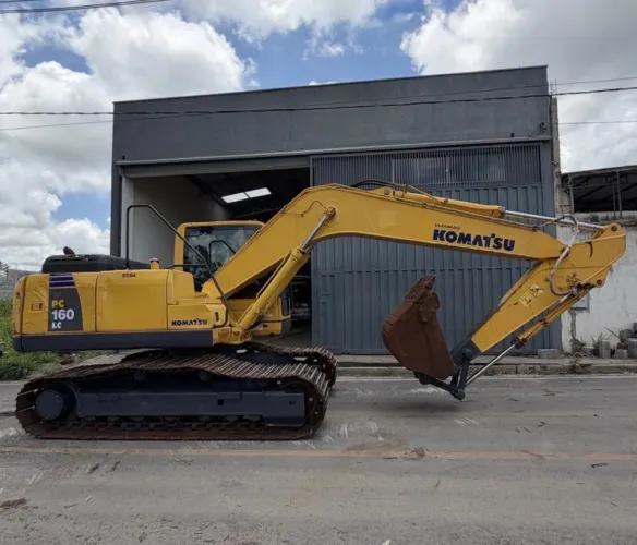 Escavadeira Komatsu PC160 LC ano 2018, com 7.270 horas e ar condicionado, em MG