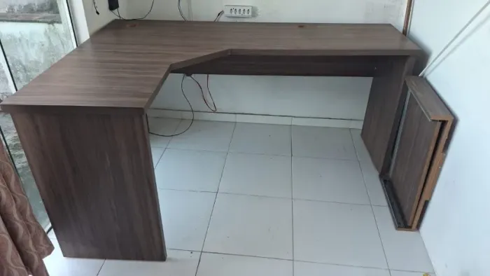 Mesa de Escritório em L (Canto) - MDF Amadeirado Escuro - Ótimo Estado