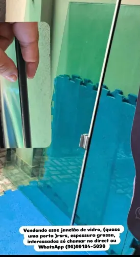 Vendo 2 folhas de janela de vidro