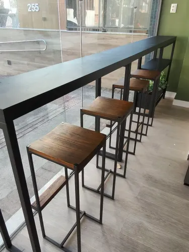 Bancada em MDF preta com ótimo acabamento, baú para plantas e 4 banquetas altas de madeira
