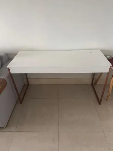 Escrivaninha/mesa de trabalho com 1,38 m x 55 cm Tampo branco Ideal para home office.  