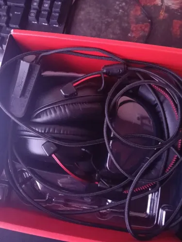 Headset HyperX Cloud II semi-novo com problema no cabo