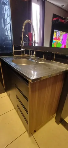 Gabinete de cozinha com pia e torneira gourmet