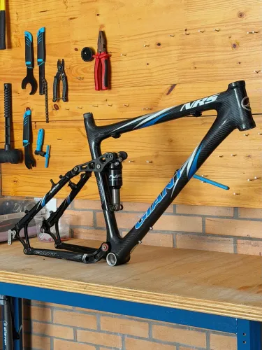 Quadro Aro 26 - Full Suspension - Carbono - Giant NRS Carbon