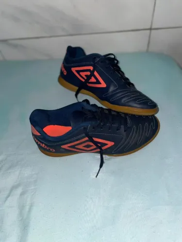 Chuteira de Futsal Umbro Class,