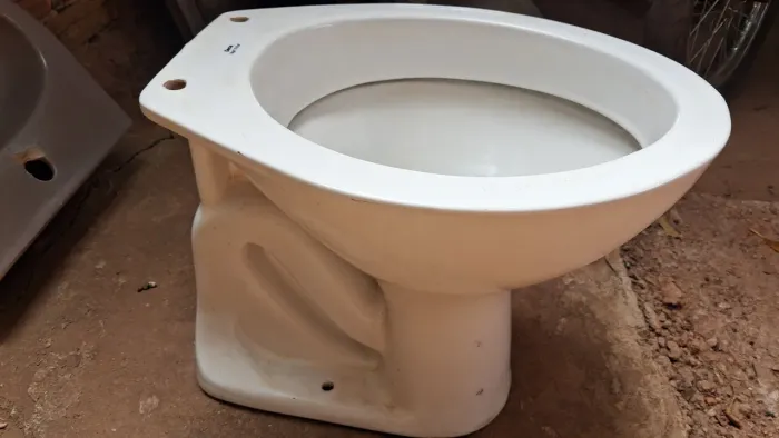 Vende-se vaso sanitário valor 100 estou disposto a negociações faço entrega