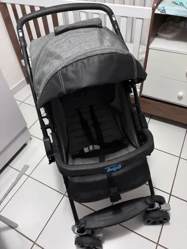 Carrinho de Bebê Burigotto Cinza - Fechamento Compacto