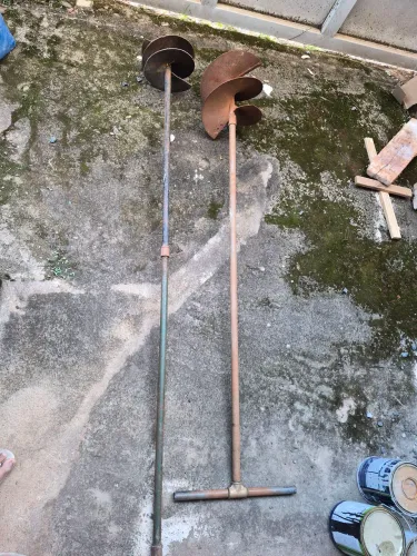 Traços ou brocas para construção de alicerces ou de cerca rural