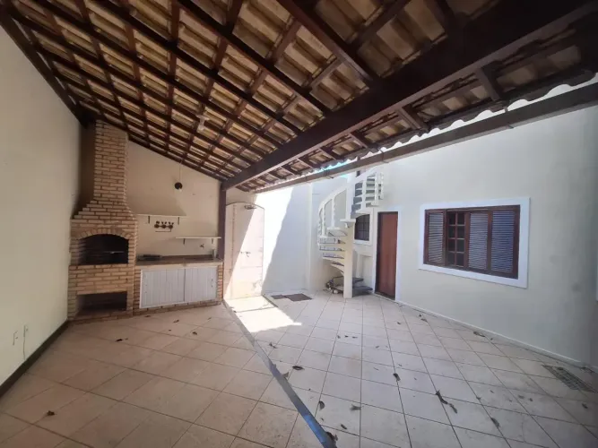 Casas para locação no São Marcos em Macaé/RJ, 05 Quartos, 2 Vagas e Área gourmet.