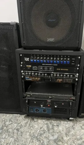 Sistema de Som Profissional Completo - Caixas, Rack, Amplificadores e Mesa