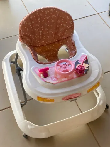 Andador menina