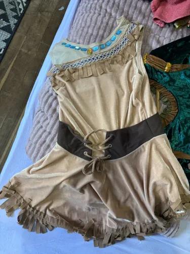 Duas Fantasias Curtas Femininas: Merida (Valente) e Pocahontas, Ótimas para Festas