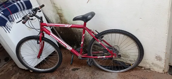 Bicicleta parada só falta a câmara 100 pra leva