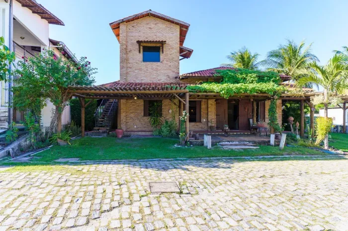 Casa Porteira Fechada no Centro do Eusébio  248m² Construídos | 5 Quartos | Condomínio Fec