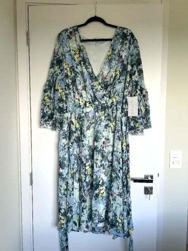 Vestido floral midi com babados plus size