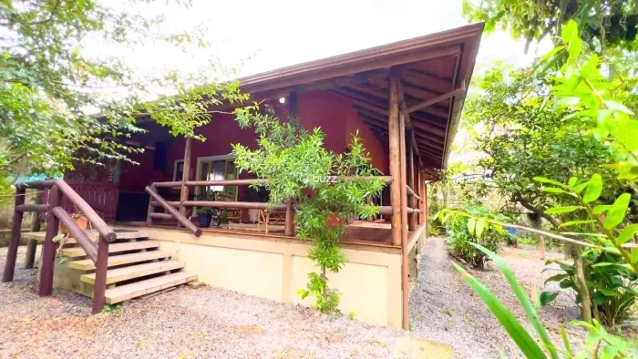 Casa individual terreno de 468m2, com 2 quartos e amplo jardim em Rio Tavares - Florianópo