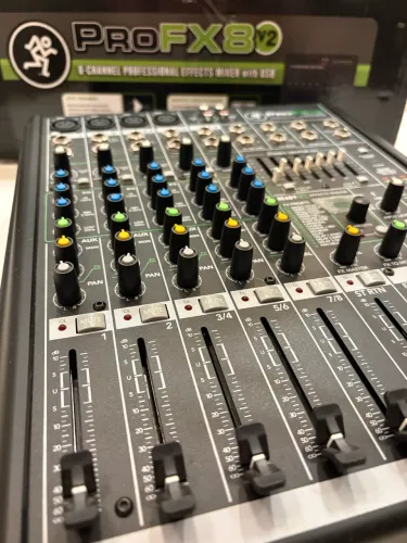 Mesa de Som Mackie ProFx8 V2