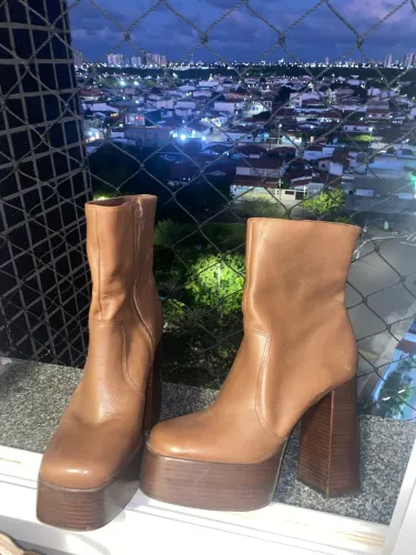 BOTA SALTO ALTO COURO/MARROM