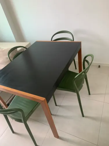 Otima mesa de sala usada e conjunto de cadeiras