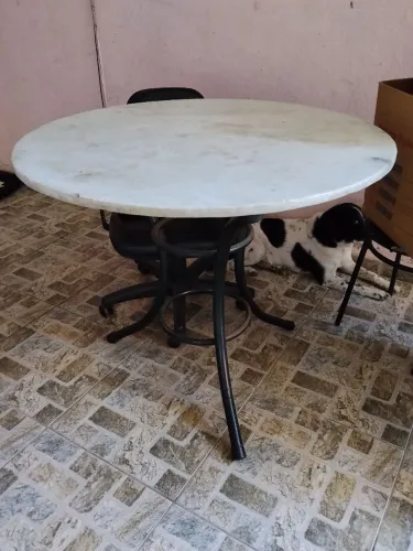 Mesa de granito sem cadeira