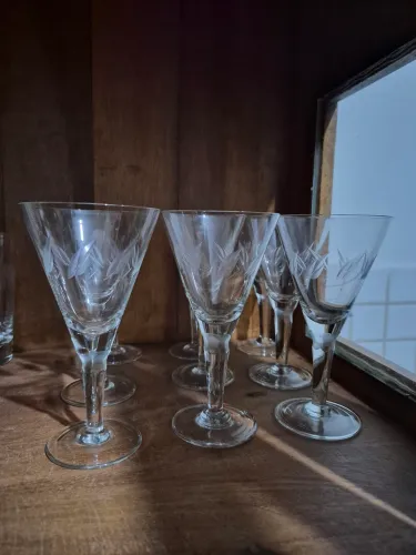 Tacas de vinho de cristal.