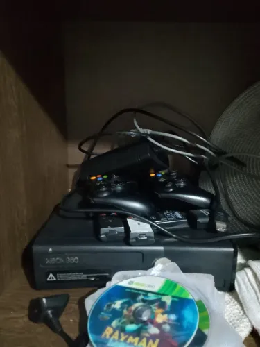 Vende-se..Xbox 360. Desbloqueado..2 controle.2 bateria..carregador..tudo funcionando zero 