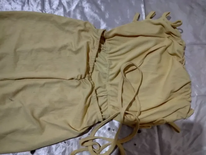 Vestido feminino com duas fendas , longo , amarra atrás peças semi novas e usadas