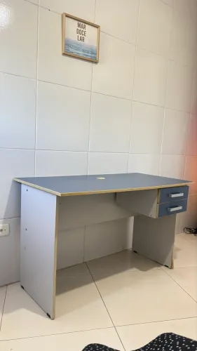 Mesa para Escritório / Home Office com 2 Gavetas e Passa-Cabo