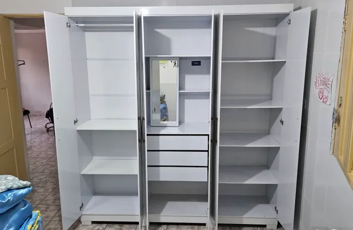 Guarda Roupa 6 portas 100% MDF com espelho interno semi-novo sem marcas