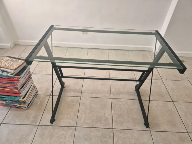 Vendo escrivaninha Ferro e Vidro usada em bom estado. 
