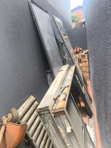 Materiais de construção ( portas, janelas, pias)