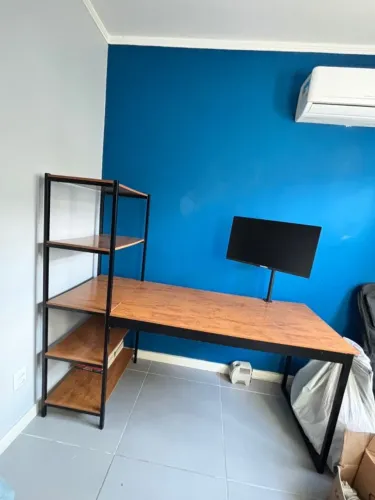 Mesa industrial para escritório com estante