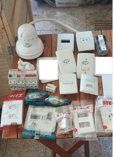 Materiais elétricos novos sobra de obra disjuntor chuveiro tomada interruptor