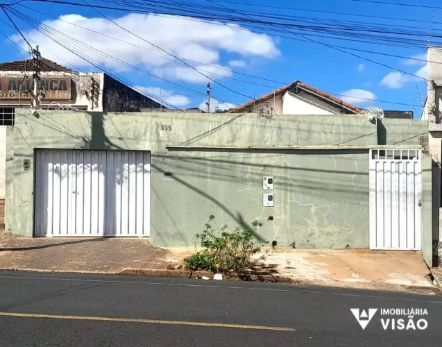 CASA À VENDA COM 03 QUARTOS, 02 VAGAS E EDÍCULA NO BAIRRO ABADIA