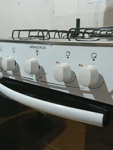 Vendo fogão 4 bocas acendendo elétrico autolimpante atrás 
