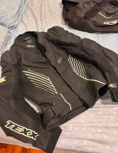 MACACÃO TEXX PISTA - PRETO/CINZA - IMPECÁVEL