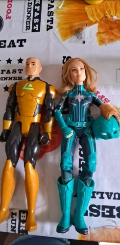 Capitã Marvel Starforce e Lex Luthor 30cm preço unitário 