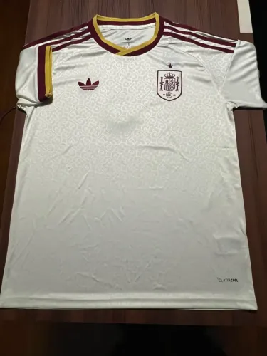 Camisa Espanha Off-White Retrô - Modelo Lançamento 2026 - Tamanho P (S) - Nova