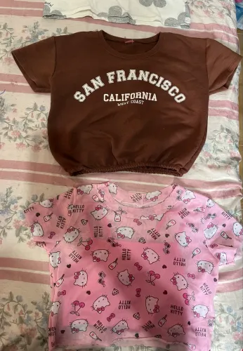 4 blusas infantis tamanho 8 anos, a preta tamanho 10 anos. 