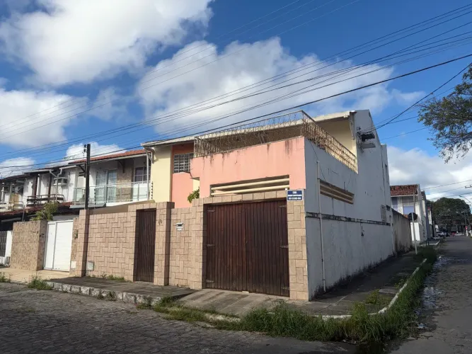 VENDE-SE CASA COM PRIMEIRO ANDAR