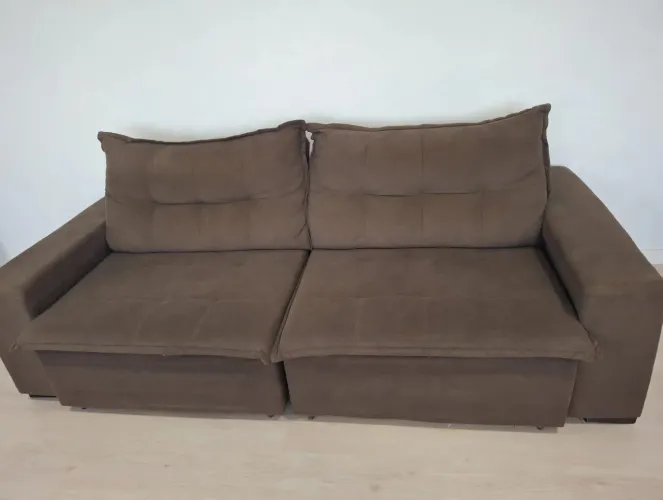 Um sofá retrátil 3 lugares