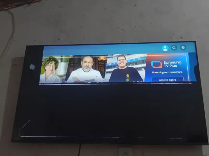 Tv samsung 50 polegadas, modelo un50au7700g com a tela trincada
