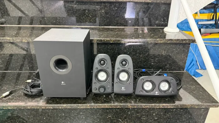 Logitech Z506 Caixas de som estilo homeTheater com subwoofer