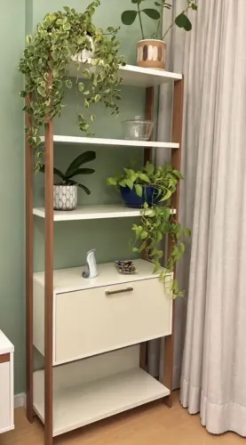 Estante com porta basculante