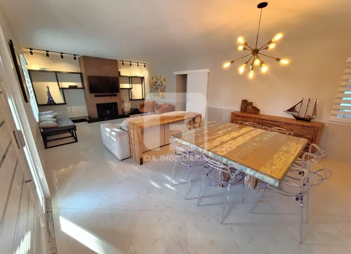 Casa de 5 dormitórios à venda no Sambaqui