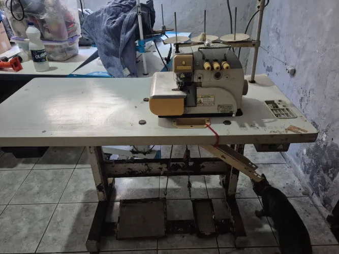 Máquina Overloque 