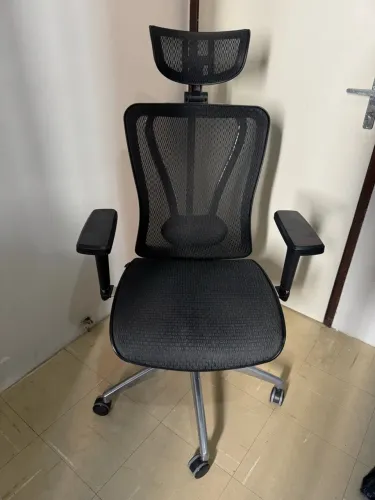 Cadeira Ergonômica Comfy Caprice Tela Mesh Preta, Base Alumínio, Braço 3D